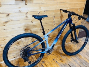 VTT tout suspendu Rampage Innova Lee Cougan carbone vue arrière gauche, équipé de roues DT Swiss et d'une tige de selle télescopique.